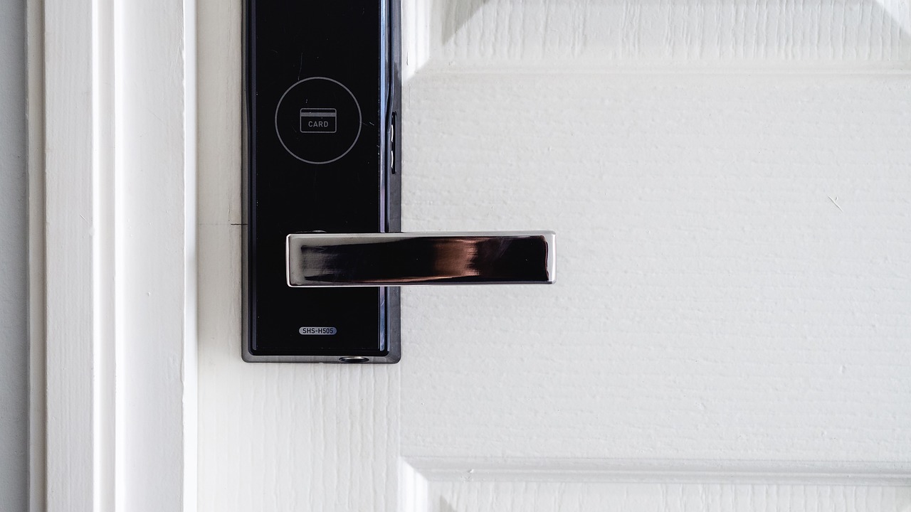 découvrez la smart lock, une serrure intelligente qui sécurise et simplifie l'accès à votre domicile grâce au contrôle sans clé, via smartphone ou commande vocale. facile à installer, pratique et fiable !